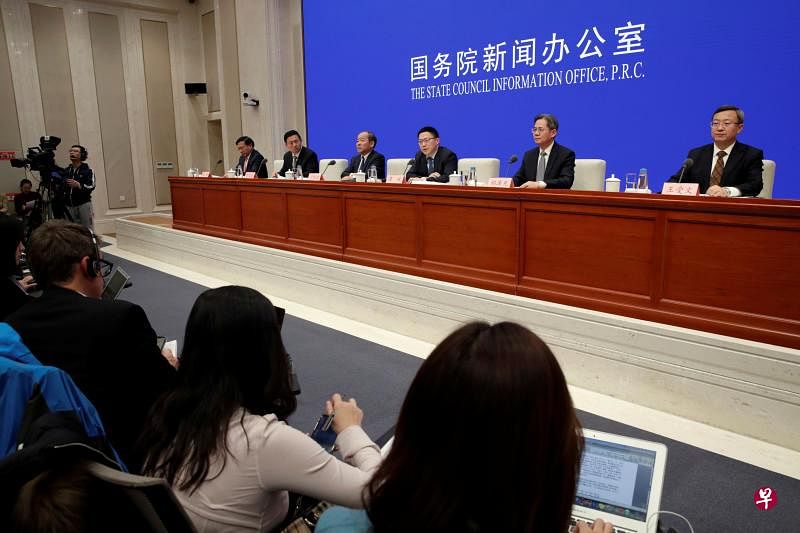 中国国务院新闻办公室在13日晚上11时召开记者会公布中方声明，宣布中美就第一阶段经贸协议文本达成一致。出席记者会的人员分别是中国农业农村部副部长韩俊（左起）、中国国务院新闻办公室副主任郭卫民、中国国家发展和改革委员会副主任宁吉喆、中央财经委员会办公室副主任、财政部副部长廖岷、中国外交部副部长郑泽光以及中国商务部副部长兼国际贸易谈判副代表王受文。（路透社）
