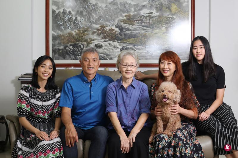 杨蒨蕾（左起）、杨升喜、黄金玉、钱小筠、杨慧蕾，这一家人因艺术，感情被牵系得更紧密。