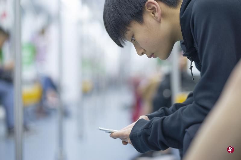 家长应该和青少年孩子讨论如何节制电玩时间，并培养良好上网习惯。（iStock图片）