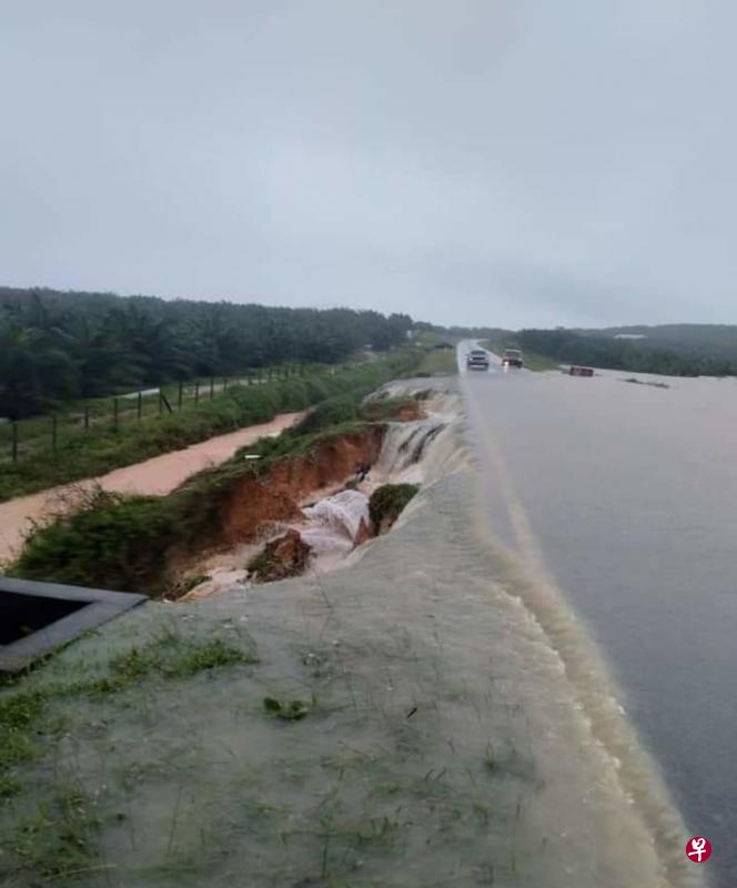 从柔佛州居銮通往丰盛港的主要道路多个路段严重积水，路边土坡不堪雨水冲刷而倾泻。（中国报）