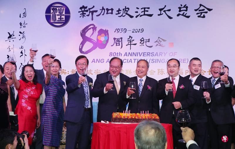 汪氏总会代表与特别嘉宾在切蛋糕仪式举行过后共同举杯向来宾祝酒。左起为汪毓泉、汪丽思、汪隆基、汪丽蓉、汪瑞典、宗乡总会会长陈奕福（主宾）、汪家裕、中国大使馆参赞兼总领事邱元兴（贵宾）、汪春福，以及汪福祥。（陈来福摄）