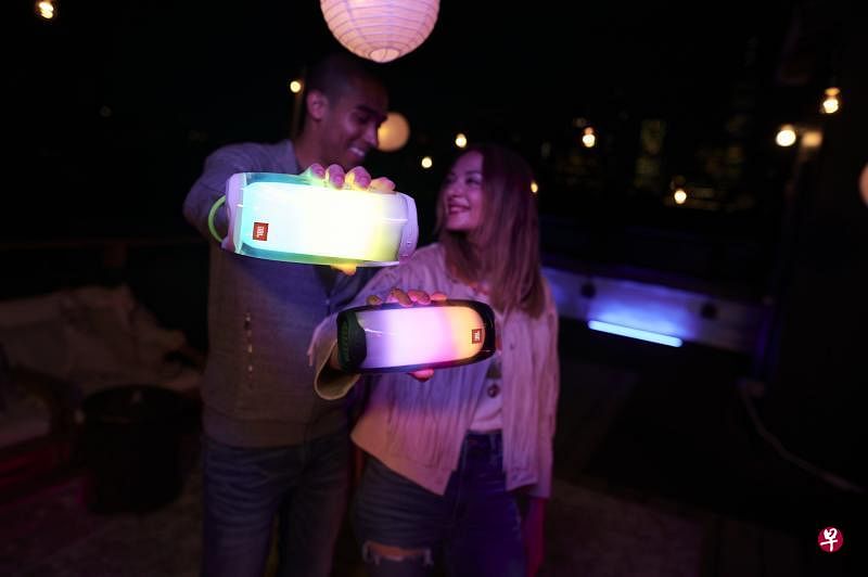 JBL Pulse 4灯光覆盖音箱全部表面，能提供360度灯光秀。（厂商提供）