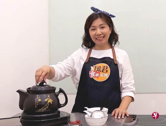 世兴药业第二代接班人李凤君透露，在上课之前，她对网上销售完全是门外汉，虽然尝试做直播，但是并没有吸引到太多人流。在面簿的直播，开始时粉丝不到100个，如今已有上千人。（受访者提供）