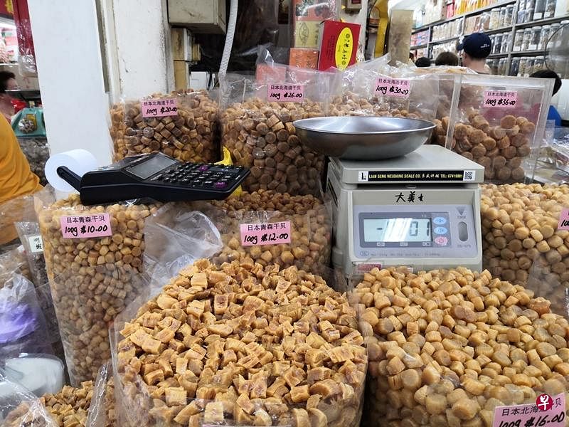 有员工说干贝碎的价格也从100克22元，降到20元。（郑羽凡摄）