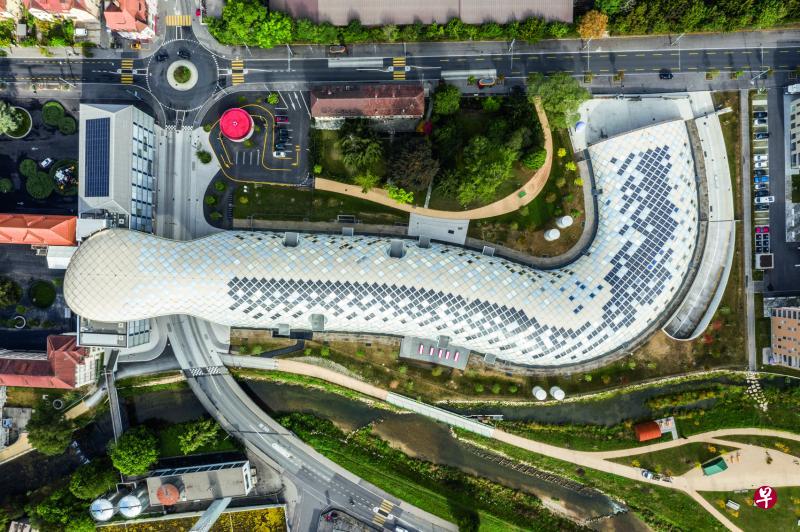 由日本著名建筑师坂茂设计的斯沃琪新总部大楼正式启用。
