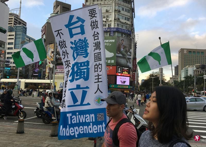 台湾将在明年1月11日举行总统及立委选举，图为民进党与独派团体日前在台北西门町展示的选举宣传旗帜。（路透社）
