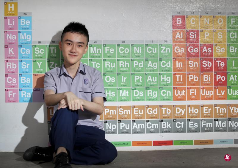 　裕廊西中学学生傅彦杰中二时获编入快捷班修读数学与科学。他希望日后能修读应用化学课程，成为药剂师。（何炳耀摄）