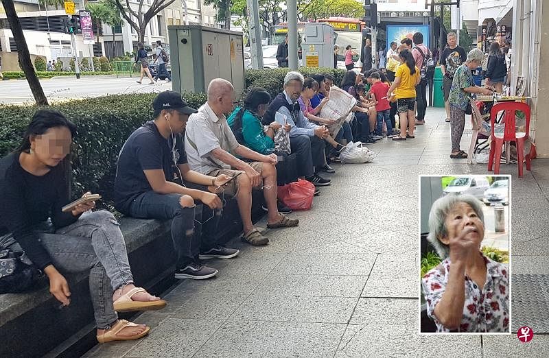 老妇丁月凌在武吉士街门口旁经营报摊约37年。 