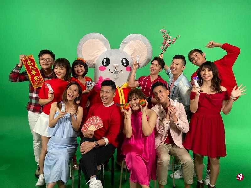 UFM 100.3 DJ向大家拜个早年。
