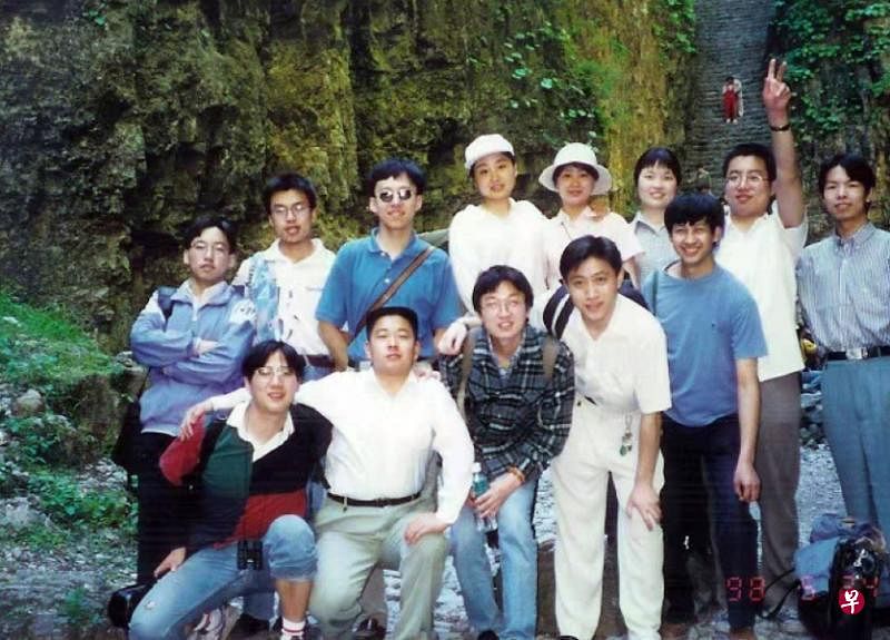 北京大学1994年微电子系同学郊游。今日，有三名在北大、清华当教授，两名是美国大学教授，三名是国内外著名芯片大厂的高管，另三名是企业家。前排左四为李晓旻。（受访者提供）