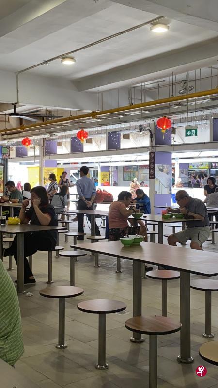 红山中路小贩中心禁止使用即用即丢餐具。（梁嘉仪摄） 