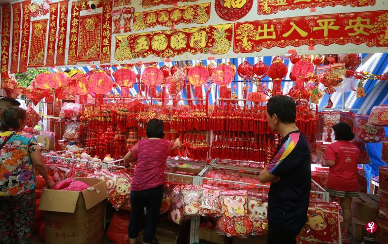 部分邻里商店比往年提早几个星期推出新年装饰，让顾客抢先购买。图为位于碧山的一家零售店一星期前就卖起了年货，店员说该商店接下来还会引进更多样式的年货。（唐家鸿摄）