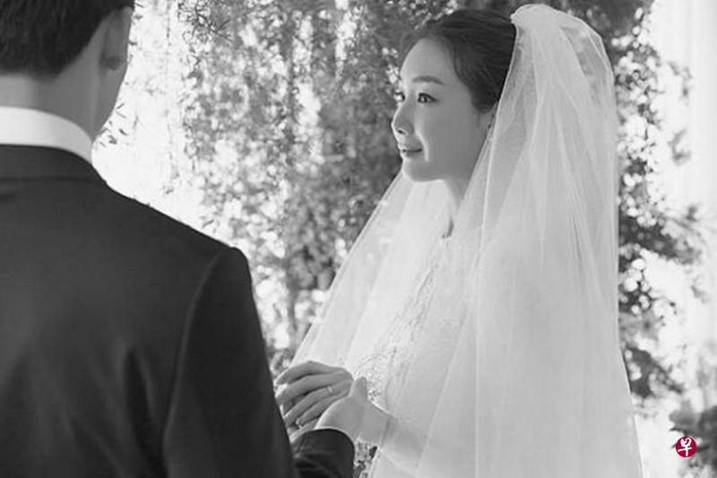 崔智友去年与小九岁老公结婚，她对老公身份保密到家。（IG图）