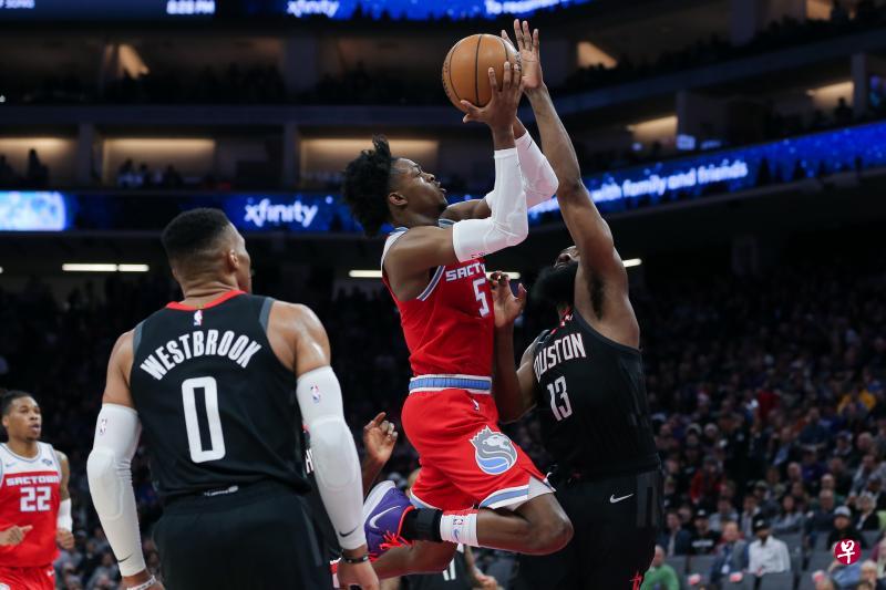 NBA二年级生福克斯（中）值得期待，但在哈登（13号）与韦少（0号）面前，还是少了巨星能耐。（今日美国）