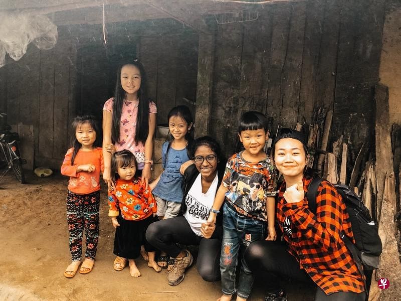 在越南沙坝的旅行中，谢绮馨（右一）借住在当地人的家。（受访者提供）