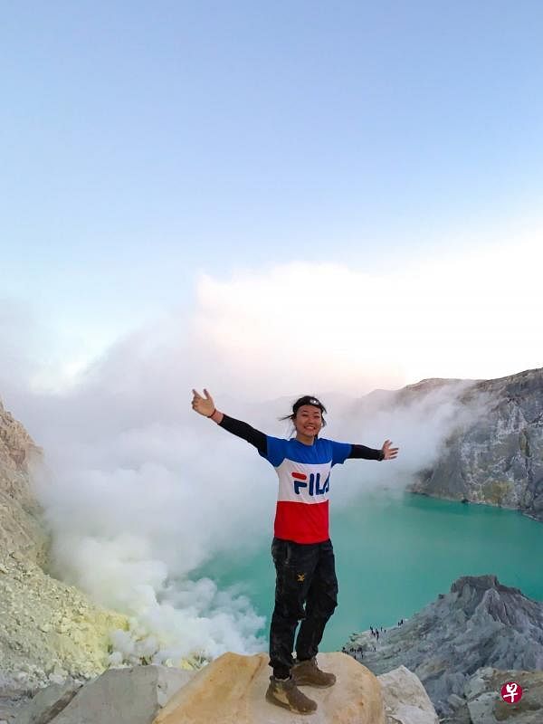 印尼爪哇的伊真火山给谢绮馨留下深刻印象。（受访者提供）