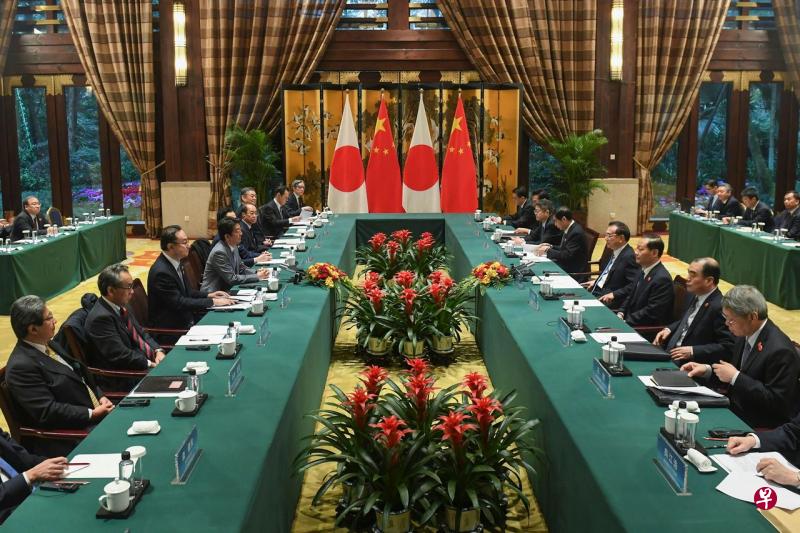 12月25日，安倍晋三（左四）和李克强（右四）在四川成都举行了双边会谈。（法新社） 