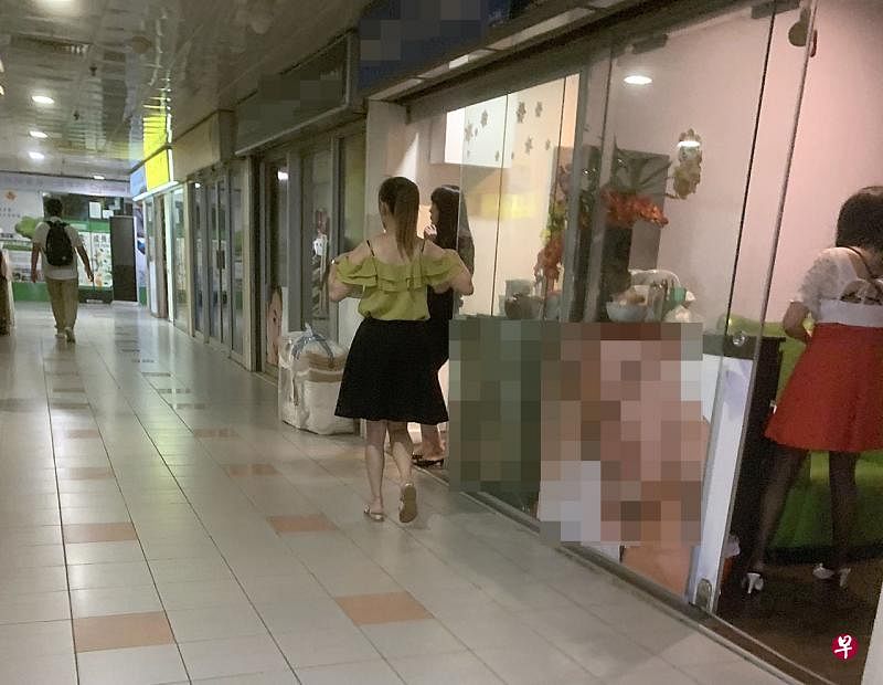 大厦二楼和三楼多家按摩院外可见艳女在招徕生意。 