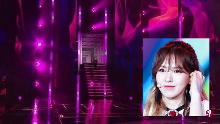 网传Wendy（小图）从二楼舞台出现后，应该有个像照片里的连接阶梯，当时却没有。（微博图）