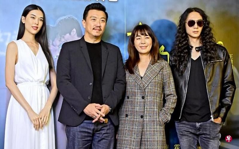 王思伟（左起）、导演王维明、陈婉若及张佳翔一同出席《大约在冬季》包场活动。（互联网）