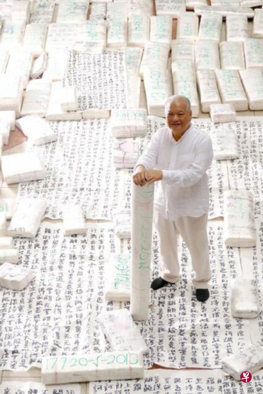 郭嘉宝将过去20年来所写的字，捆绑成一个个“枕头”，累积四五百个，安置展出。（受访者提供）