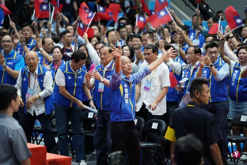 台湾最大在野党国民党于2019年7月28日在新北市板桥体育馆举行“全国代表大会”，高雄市长韩国瑜正式成为国民党总统候选人。韩国瑜在全场党代表掌声中，正式成为带领国民党重返执政的蓝营新共主。（档案照）