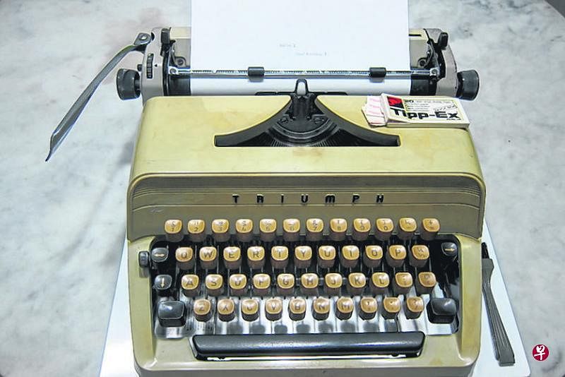 办公室型打字机和“修改纸”。（皓琦摄）