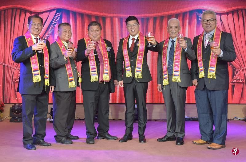 布业中心商联会在京华酒店万喜楼设宴欢庆成立45周年，左起为荣誉会务顾问陈启平、副总务卓开森、荣誉会务顾问胡启耀、会长胡思凯、会务顾问洪隆生，以及总务吕福春。（特约林新泰摄）