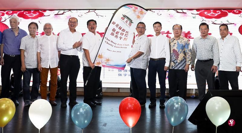 醉花林俱乐部“敬老尊长慈善午宴”新旧筹委主席举行职务交接仪式，左起为符祥安、洪振群、潮州八邑会馆会长曾建权、议员余家兴、张学彬、郭绪泽、醉花林总理张建安、醉花林第一副总理黄海庆、潮安会馆主席邱荣水，以及醉花林司理陈可成。（饶进礼摄）