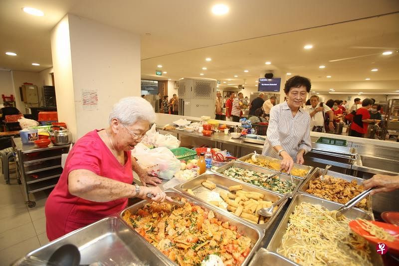 在大雄宝殿地下一层的“十方斋堂”，宽广明亮，居士林接下来将进一步提高斋堂的卫生水平，包括安装具有消毒功能的碗碟洗涤机器，使用餐者吃得更安心而且更开心。（李天锜摄）