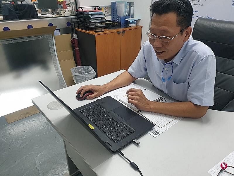 Containers Printers印刷部主管许建发：如果有同事抗拒转型，身为主 管更须要以身作则，提醒同事若能在经验中融入科技，就能达到事半功 倍之效。（受访者提供）