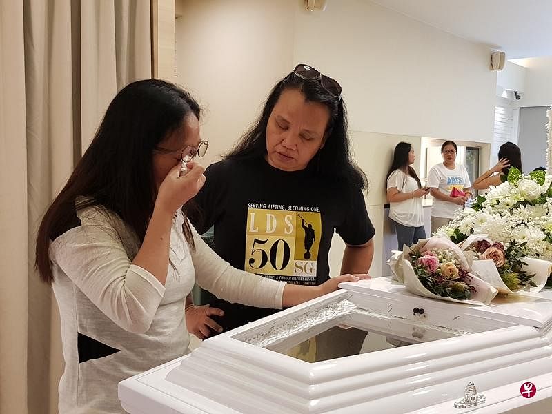 追思会现场有许多帮佣前来吊唁，送死者最后一程。（蔡振鸿摄）