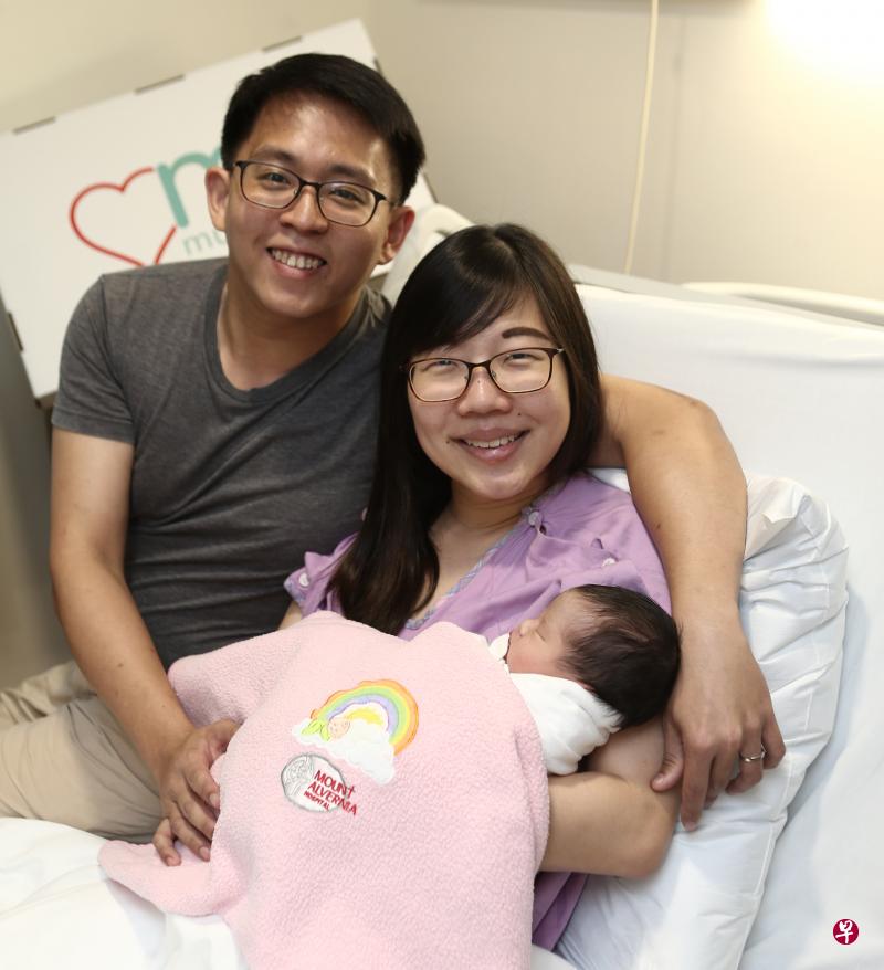 林隽永与妻子陆欣恬在2020年1月1日零时零分零秒迎来元旦女宝宝林瑞恩。 许东汉和妻子郭丽恩的第二个孩子许乐明在零时零分两秒出生，父母希望孩子未来能成为开朗乐观和明事理的人。（陈渊庄摄） 