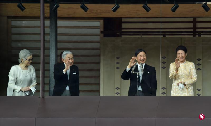 这是明仁（左二）去年4月30日退位以来，首次与美智子（左一）和天皇夫妇（右）一起公开现身。（法新社） 
