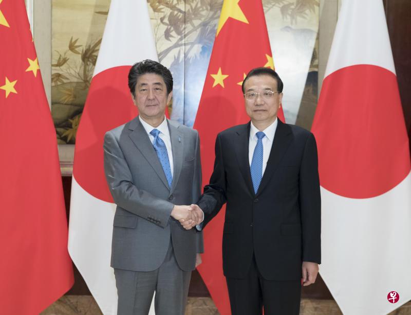 2019年12月25日，中国国务院总理李克强（右）在四川都江堰豪生酒店同日本首相安倍晋三（左）举行会谈。（新华社）