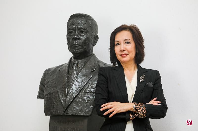 本地时尚界名人陈丽音是前南洋大学创办人陈六使孙女。左图为陈丽音与阿公的铜像合影，右图为陈丽音在南洋理工大学的“阿公的路”合照。（陈斌勤摄）