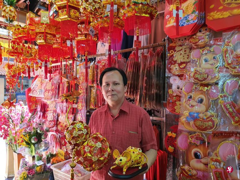 黄良友在大巴窑中心开了约23年的店，目前以贩卖衣服和农历新年装饰品为主。
