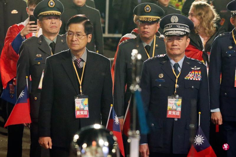 台军参谋总长沈一鸣上将（右）前天还在台北出席总统府元旦升旗礼，昨天即在空难中殉职。（法新社／中央社）
