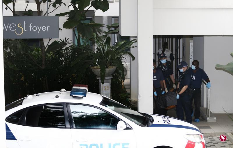 盛港的爱士百乐之居执行共管公寓昨午发生命案，一名43岁妇女疑遭48岁丈夫打死。来自澳大利亚的丈夫已遭警方逮捕，妇女的尸体在昨天傍晚6时左右被抬走。（陈渊庄摄）