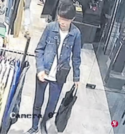 青年将565元腰包顺手牵羊，犯案过程被电眼全程拍下。（受访店家提供） 