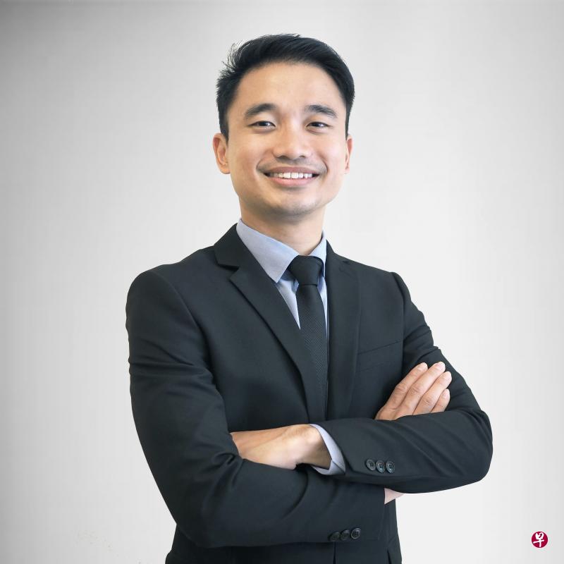 一些保险公司调高私人综合健保计划的保费，Providend客户顾问罗永成建议受保人换成受保范围较低但收费也较低的保单。（受访者提供）