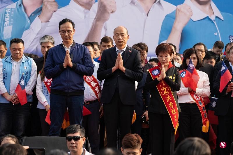 受黑鹰失事事故影响，国民党总统候选人韩国瑜（前排中）暂停竞选活动两天后，昨天恢复公开行程，第一站即是到台南为党籍立委候选人洪秀柱（右）站台。为向罹难将官致哀，韩国瑜率领众候选人和辅选人员，包括竞选总部主任朱立伦（左）等，在台上双手合十，低头默哀30秒。（黄顺杰摄）