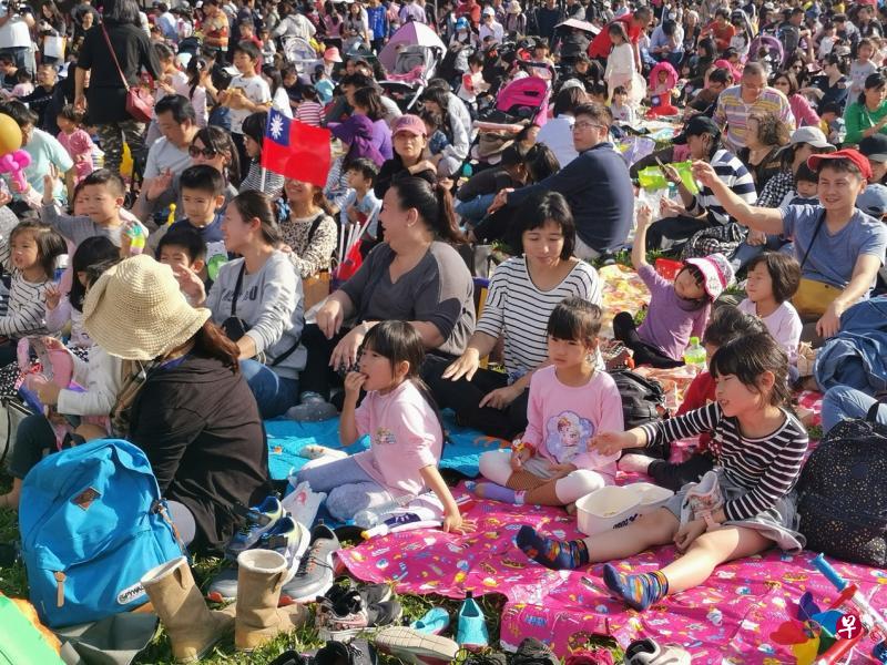 台北的荣星花园星期天下午有一场“万安故事屋野餐趣”，居民携老带幼参加国民党候选人蒋万安举办的公园亲子活动。（温伟中摄）