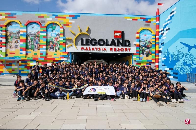 160多名新马学生在乐高乐园拍下大合照，准备开启一整天的玩乐之旅。