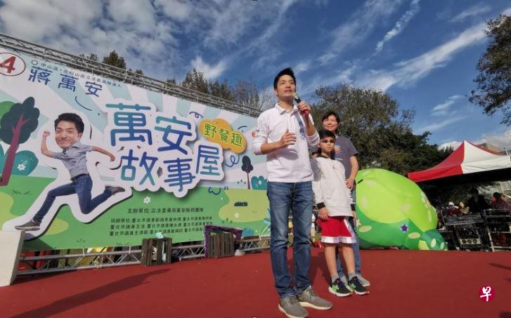 国民党“储君”蒋万安上星期天带妻子石舫亘和8岁儿子蒋得立登台拉票。（温伟中摄）