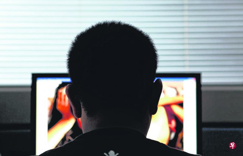 23岁郭伟金为了还债，盗用父亲的资料贷款、签手机配套卖手机，昨日被判坐牢17周。（示意图） 