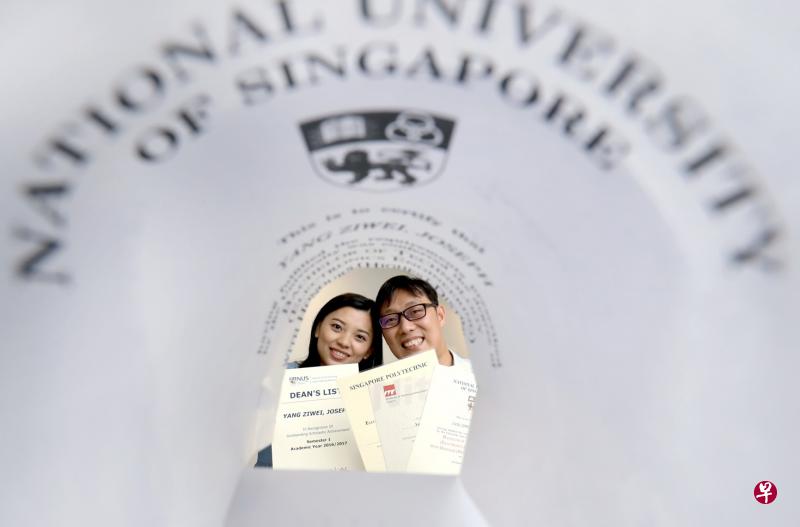 杨子威在七年内半工半读，成功考获理工学院专业文凭与大学文凭。妻子周丽敏当时也出席他的大学毕业礼，为他取得的学习成果感到开心。（何炳耀摄）