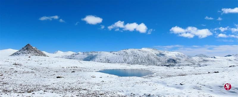 铁匠山垭口的冰雪世界，风光无限。（彭飞摄）