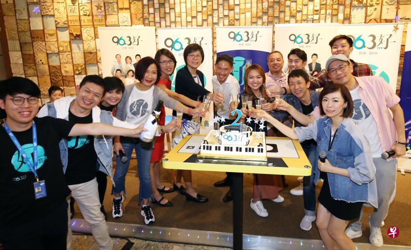 96.3好FM庆创台两周年，报业控股华文媒体集团社长李慧玲（左六）、报业控股副执行长陈康威（左七）与该台DJ及制作人等同欢庆。