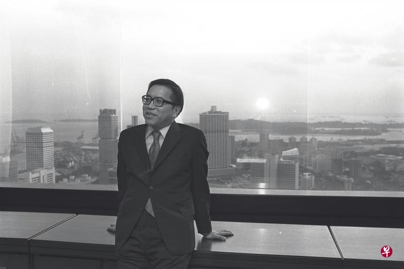 加入司法界前，杨邦孝已活跃于金融界，担任过华侨银行总裁兼主席。他曾指出，商界没有铁饭碗，要生存得好，必须不断保持竞争力，这些经验帮助他在加入公共服务后，有效管理大机构。这是1978年，他还是华侨银行副主席时所摄的照片。（档案照片）